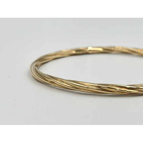 2488 - An Unoaerre hallmarked 9ct gold bangle - approx. gross weight 3.9g