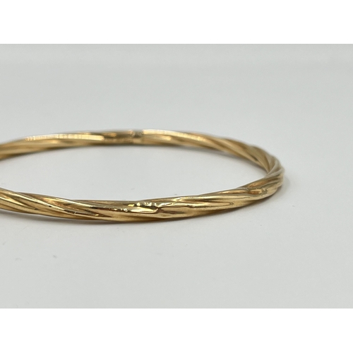 2488 - An Unoaerre hallmarked 9ct gold bangle - approx. gross weight 3.9g