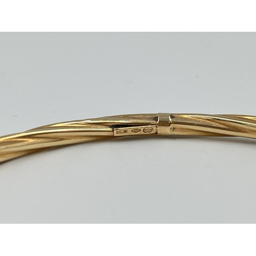 2488 - An Unoaerre hallmarked 9ct gold bangle - approx. gross weight 3.9g