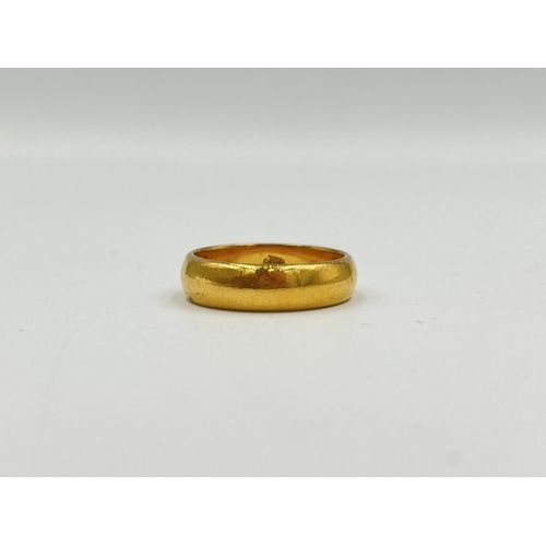 2489 - A 22ct gold wedding band, size O - approx. gross weight 6.9g