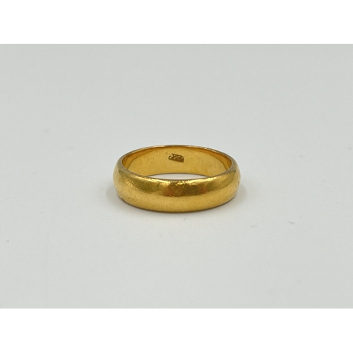 2489 - A 22ct gold wedding band, size O - approx. gross weight 6.9g