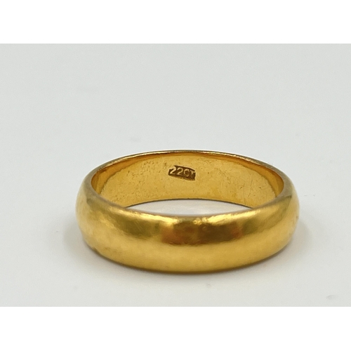 2489 - A 22ct gold wedding band, size O - approx. gross weight 6.9g