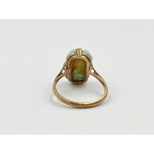 2491 - A 9ct gold carved jade ring, size O - approx. gross weight 3.12g