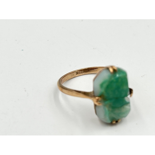 2491 - A 9ct gold carved jade ring, size O - approx. gross weight 3.12g