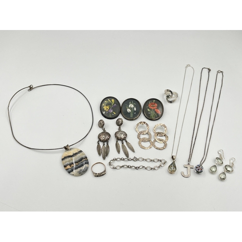 2499 - A collection of .925 silver jewellery to include brooches, millefiori pendant necklace, earrings etc... 