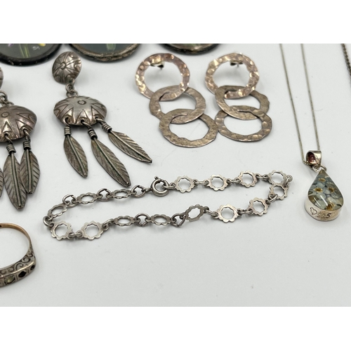 2499 - A collection of .925 silver jewellery to include brooches, millefiori pendant necklace, earrings etc... 