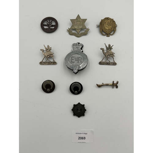 2069 - Ten military cap badges