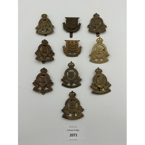 2071 - Ten military cap badges