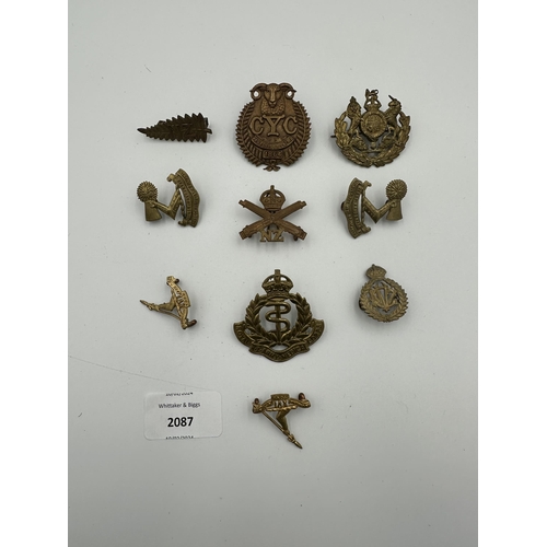 2087 - Ten military cap badges