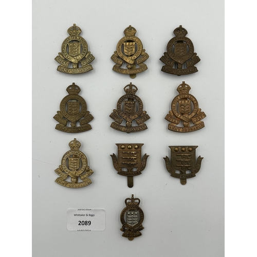 2089 - Ten military cap badges