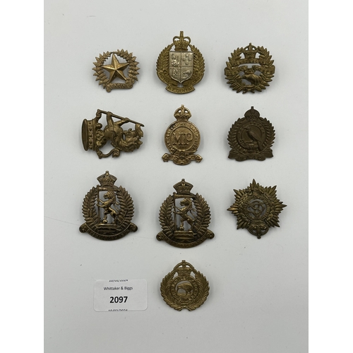 2097 - Ten military cap badges