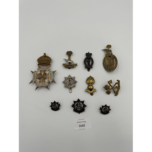 2122 - Ten military cap badges