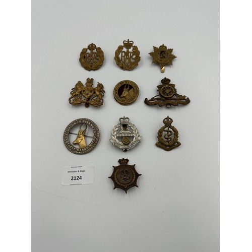 2124 - Ten military cap badges