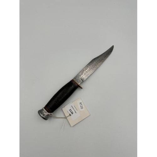 2136 - A WWII British fighting knife - approx. 26cm long