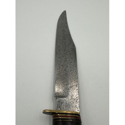 2136 - A WWII British fighting knife - approx. 26cm long