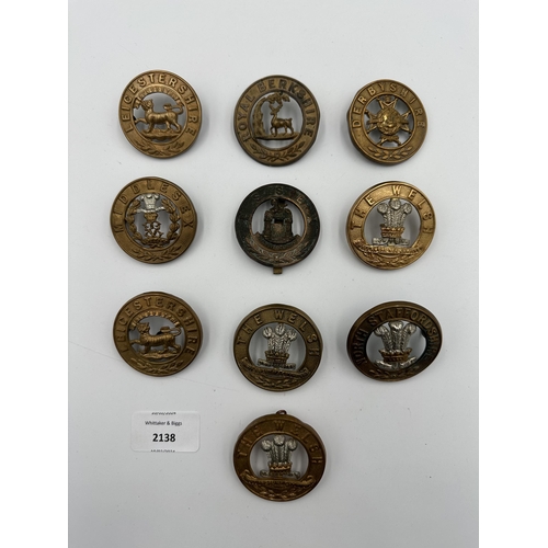 2138 - Ten military cap badges