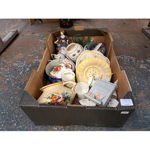 1047A - A box containing ceramics and glassware to include two Royal Albert Old Country roses trinket dishes... 