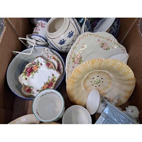 1047A - A box containing ceramics and glassware to include two Royal Albert Old Country roses trinket dishes... 