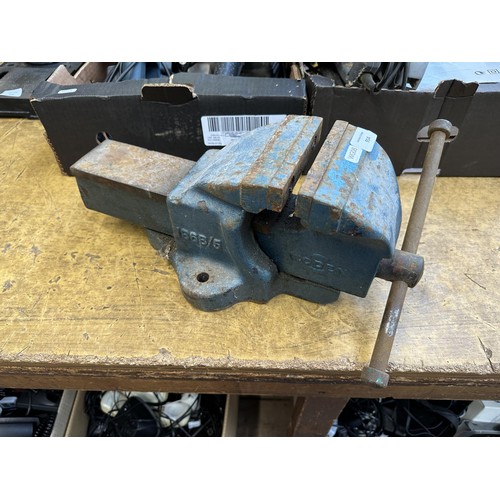 914 - A Woden 186B/5 cast iron bench vice