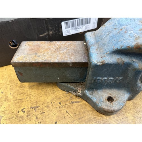 914 - A Woden 186B/5 cast iron bench vice