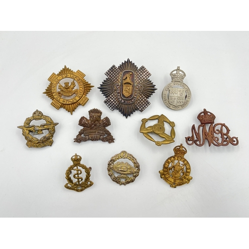 2059 - Ten military cap badges