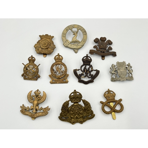 2071 - Ten military cap badges