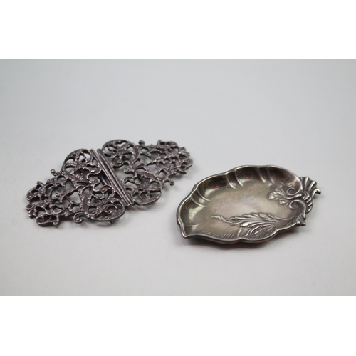 2282 - Two silver items, one .930 pin dish and one .925 sterling silver belt buckle - approx. gross weight ... 