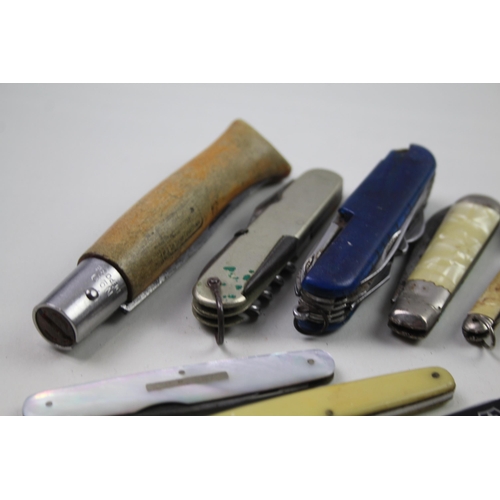 2349 - A collection of assorted pocket knives