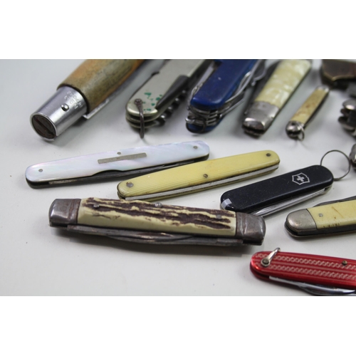 2349 - A collection of assorted pocket knives