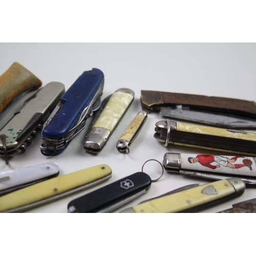 2349 - A collection of assorted pocket knives