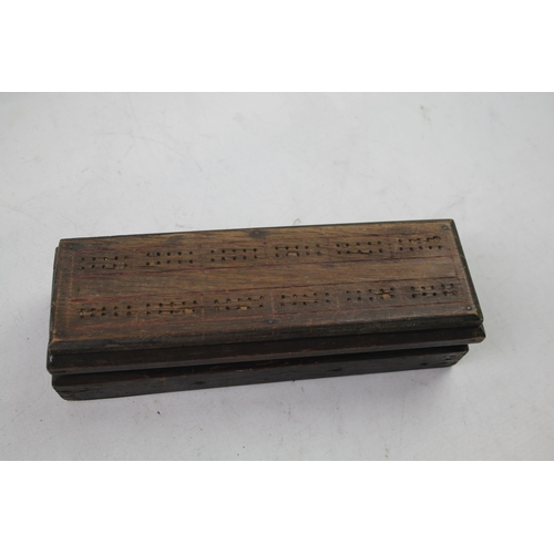 563 - A late 19th/early 20th cased dominoes set and cribbage board