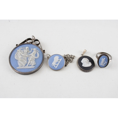 2293 - A collection of Wedgwood Jasperware silver jewellery to include one ring, two pendants etc. - approx... 