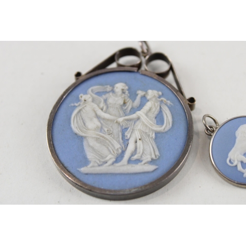 2293 - A collection of Wedgwood Jasperware silver jewellery to include one ring, two pendants etc. - approx... 