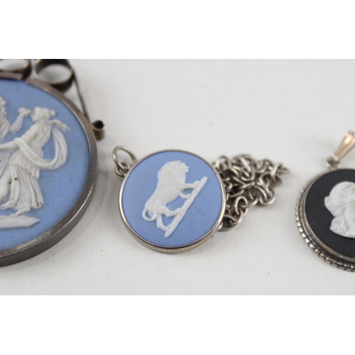 2293 - A collection of Wedgwood Jasperware silver jewellery to include one ring, two pendants etc. - approx... 