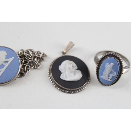 2293 - A collection of Wedgwood Jasperware silver jewellery to include one ring, two pendants etc. - approx... 