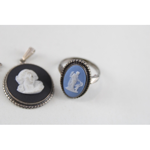 2293 - A collection of Wedgwood Jasperware silver jewellery to include one ring, two pendants etc. - approx... 