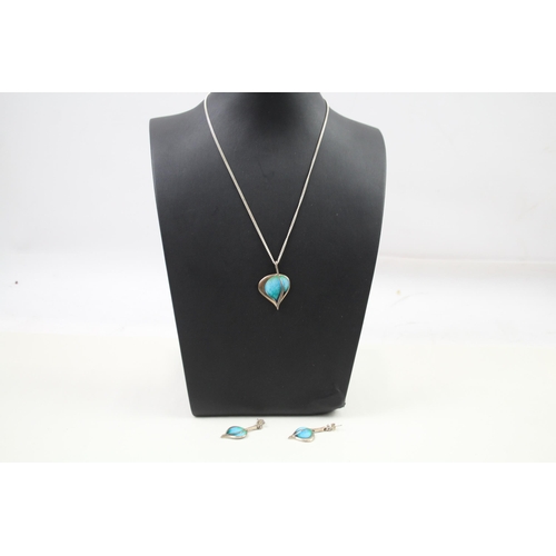 2311 - A Malcolm Gray .925 silver and enamel necklace and earrings set - approx. gross weight 17g