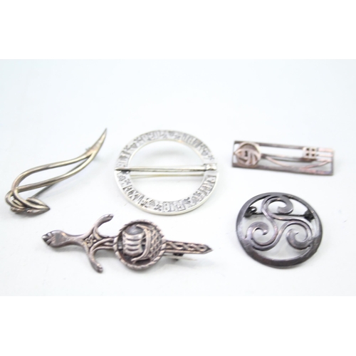 2312 - Five silver Scottish/Celtic brooches - approx. gross weight 33g