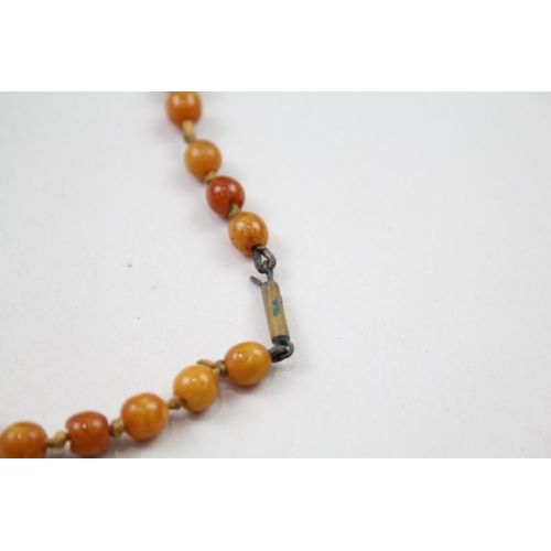 2316 - An antique individually knotted amber necklace - approx. gross weight 13g