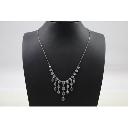 2317 - A silver and moonstone graduated necklace - approx. gross weight 9g