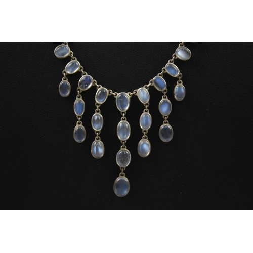 2317 - A silver and moonstone graduated necklace - approx. gross weight 9g