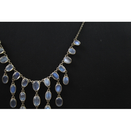 2317 - A silver and moonstone graduated necklace - approx. gross weight 9g