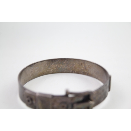 2327 - A silver etched buckle design bangle - approx. gross weight 35g