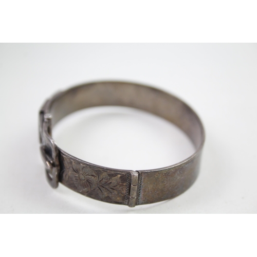 2327 - A silver etched buckle design bangle - approx. gross weight 35g