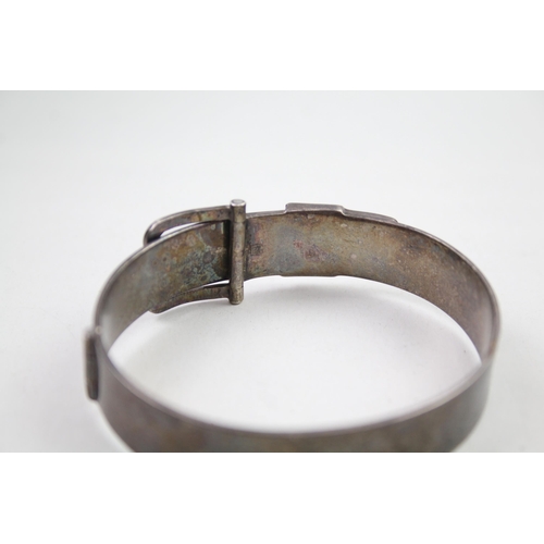 2327 - A silver etched buckle design bangle - approx. gross weight 35g