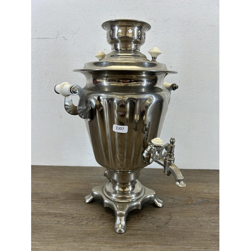 430 - A 1970s U.S.S.R. samovar - approx. 36cm high