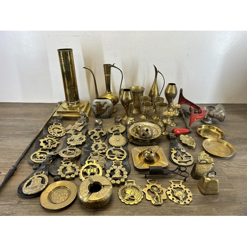 432 - A collection of brassware to include horse brasses, ashtrays etc.