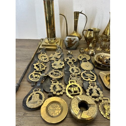 432 - A collection of brassware to include horse brasses, ashtrays etc.