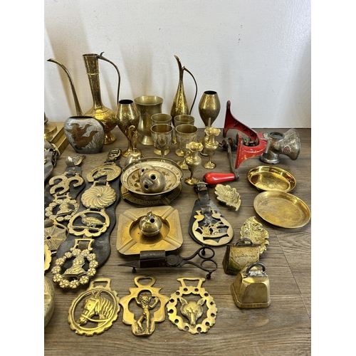 432 - A collection of brassware to include horse brasses, ashtrays etc.