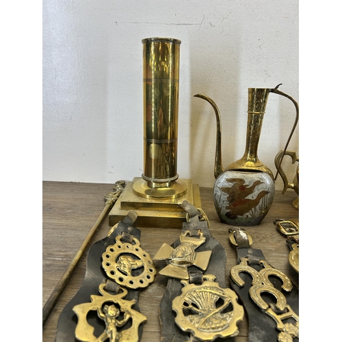 432 - A collection of brassware to include horse brasses, ashtrays etc.